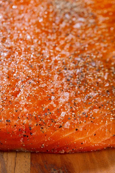 Salmone affumicato speziato fatto in casa su tavola di legno — Foto Stock