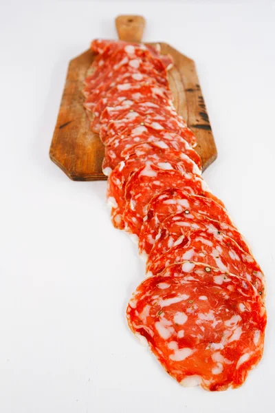 Fransk salami med svarta pepparkorn och fänkål kryddor på vita w — Stockfoto