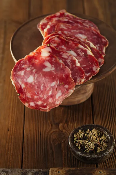 Finocchiona Salami auf einem Holz mit Fenchel — Stockfoto