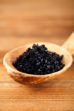 rustik tahta kaşık Hawaiian siyah lav deniz tuzu