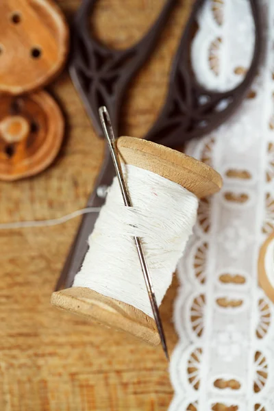 Real old reels spoons treads with needle and thimble on old wood — Stock Photo, Image