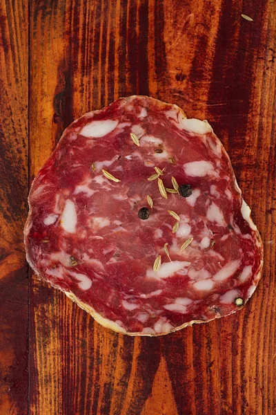 Salami francés sobre una madera con hinojo — Foto de Stock