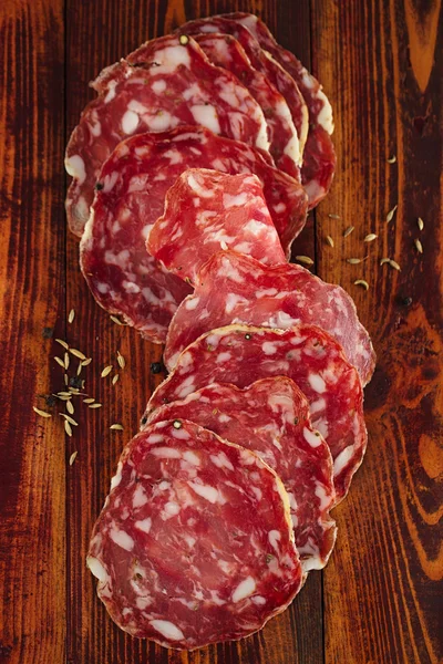 Salami français sur un bois au fenouil — Photo