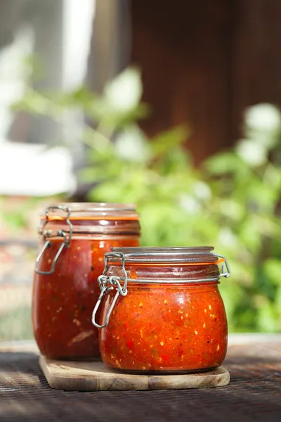 Sklenice domácí klasický pikantní tomatovou salsou — Stock fotografie