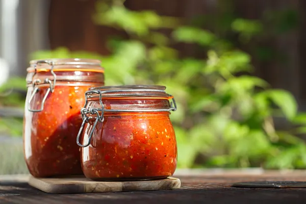 Pot met huisgemaakte klassieke pittige tomatensalsa — Stockfoto