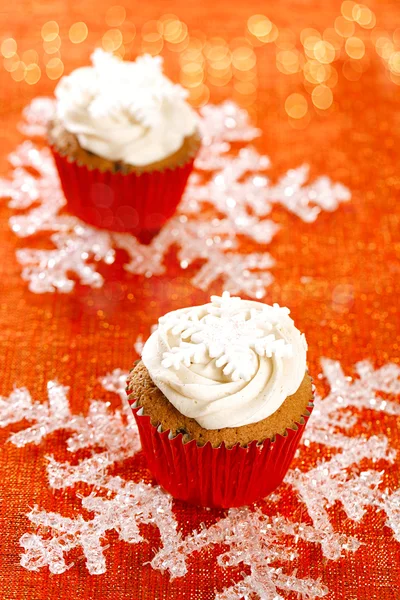 Cupcakes de fête, flocons de neige, paillettes rouges dorées — Photo