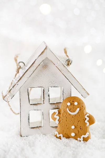 Pepparkaksgubbe och trähus på en festlig jul snö — Stockfoto