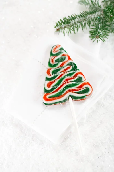 Weihnachtsbaum Lolly auf einem festlichen Weihnachtsschnee Hintergrund — Stockfoto