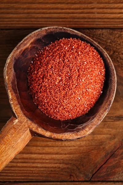 Röd kristall Vagga salt i rustik trä sked — Stockfoto
