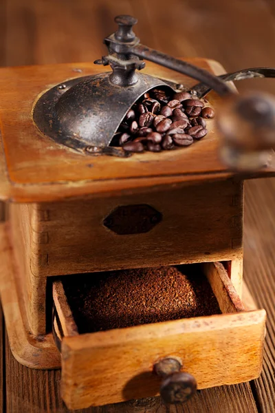Un vecchio mulino meccanico del caffè — Foto Stock