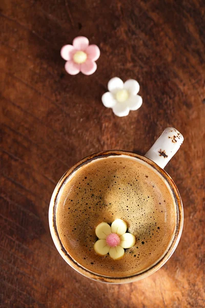 Una tazza di caffè espresso con fiori di zucchero, stile rustico — Foto Stock