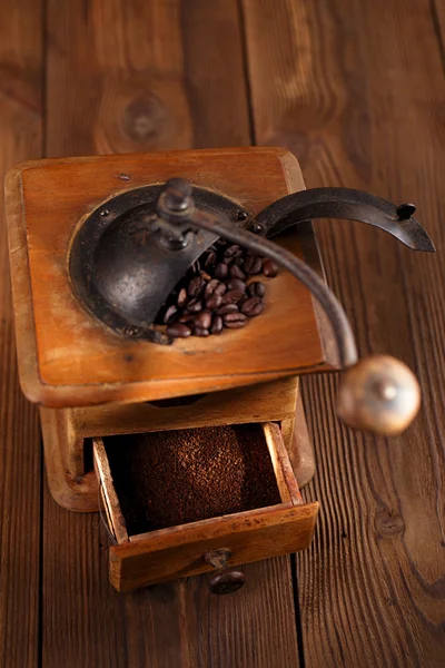Un vecchio mulino meccanico del caffè — Foto Stock