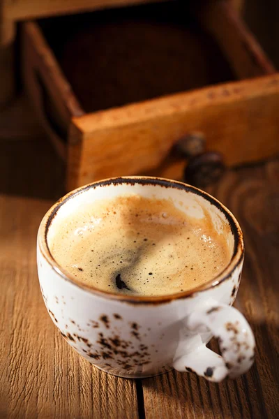 Una taza de café expreso con mesa texturizada molino de café antiguo —  Fotos de Stock