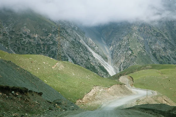 Virage raide route de haute montagne de la vallée de Barskoon au Kirghizistan — Photo