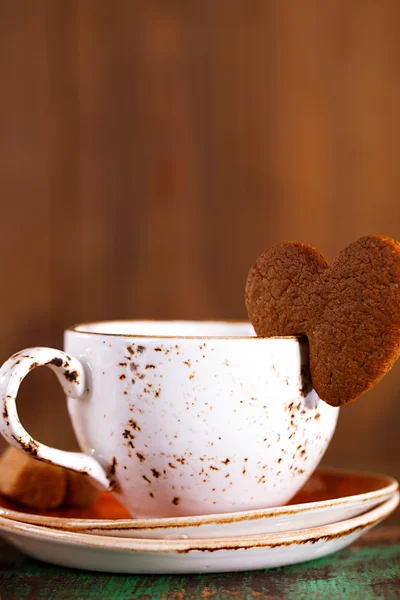 Coffee cup and heart cookie — Stock Photo, Image