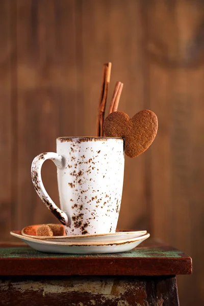 Kawa latte Puchar i serce cookie — Zdjęcie stockowe