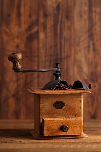 Moinho de café velho com grãos de café, close-up — Fotografia de Stock