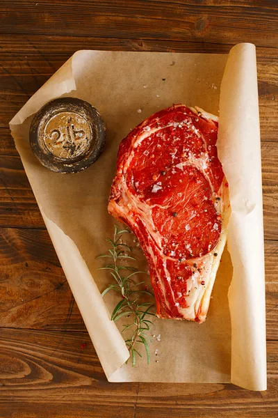 Pişmemiş et kemik biftek kaburga — Stok fotoğraf