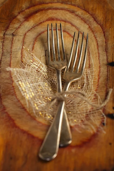 Zwei Gabel durch Schnur auf altem Holz gebunden, selektiver Fokus, flach — Stockfoto