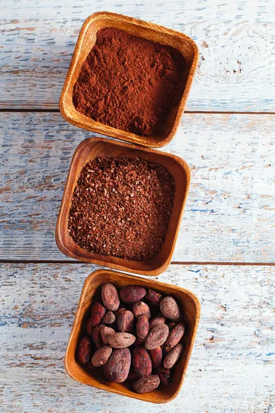 kakao çekirdekleri, toz ve rendelenmiş çikolata ahşap kase, beyaz