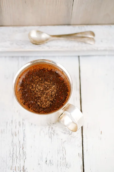 Warme chocolademelk op witte tafel — Stockfoto