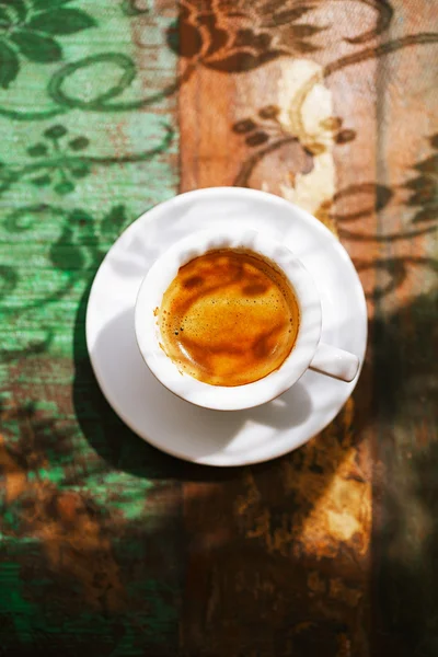Espressokaffe kopp på rustika bord med sol — Stockfoto