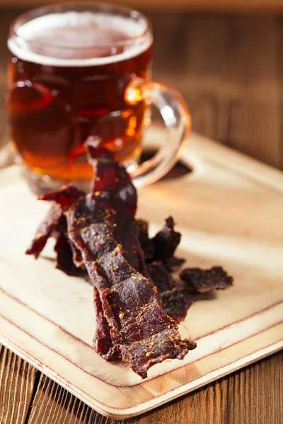 Jerky rundvlees met bier - zelfgemaakte gedroogd genezen gekruid vlees — Stockfoto