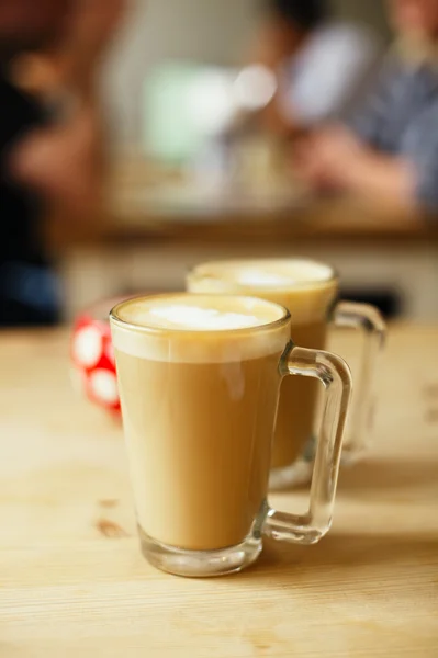 Café con leche en dos vasos altos y azucarero, dof poco profundo — Foto de Stock