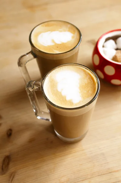 Café latte em dois copos altos e tigela de açúcar, dof raso — Fotografia de Stock