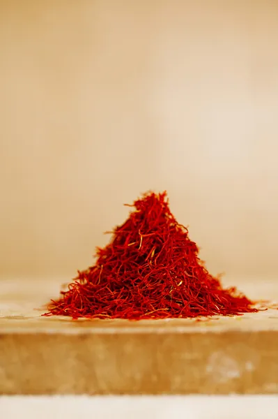 Moroccan saffron treads in pile, on wood — Stock Photo, Image