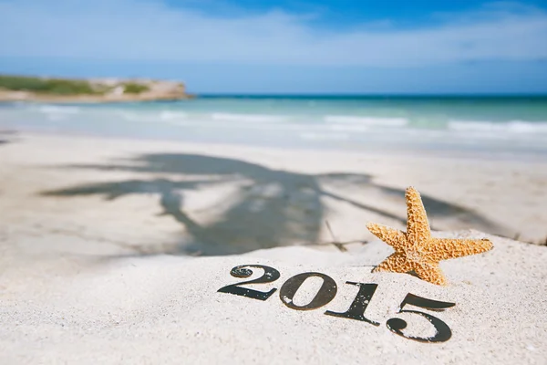 2015 bokstäver med sjöstjärnor, havet, stranden och marinmålning — Stockfoto