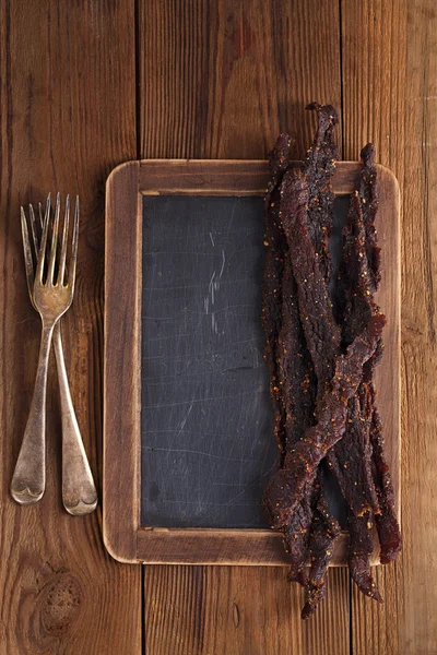 Jerky rundvlees - zelfgemaakte gedroogd genezen gekruid vlees — Stockfoto