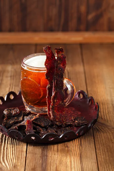 Jerky rundvlees met bier - zelfgemaakte gedroogd genezen gekruid vlees — Stockfoto