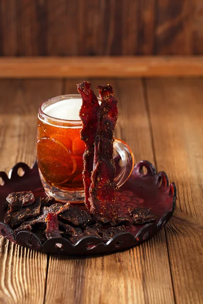 Ruckeliges Rindfleisch mit Bier - hausgemachtes, getrocknetes, gewürztes Fleisch — Stockfoto