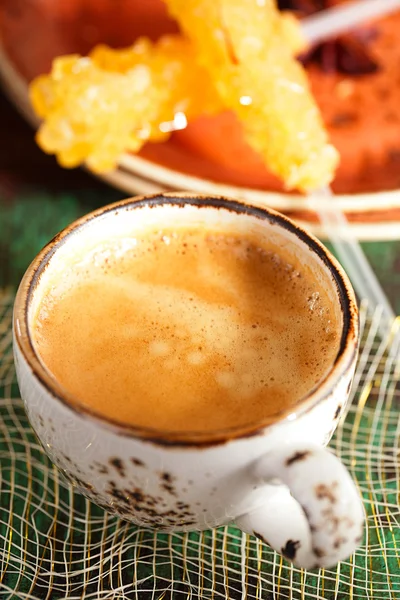 En kopp kaffe med pinnar av socker och glitter — Stockfoto