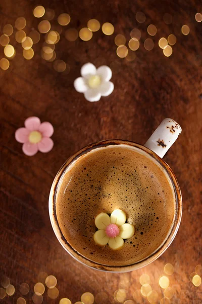 Uma xícara de café expresso com flores de açúcar, estilo rústico — Fotografia de Stock