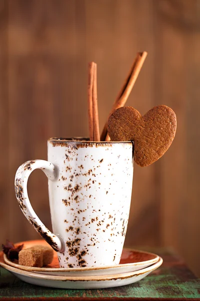 Taza de café con leche y galletas de corazón —  Fotos de Stock