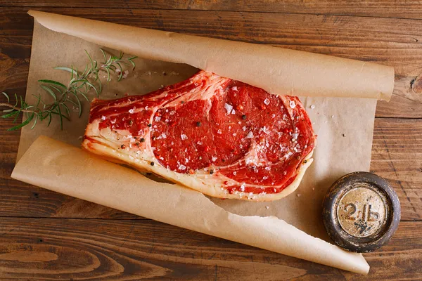 Ruwe rundvlees rib bone steak — Stockfoto