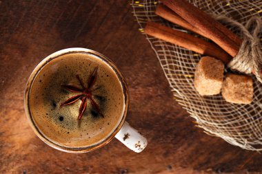 ANIS yıldız ve cinamon sopa ve şeker ile baharatlı kahve