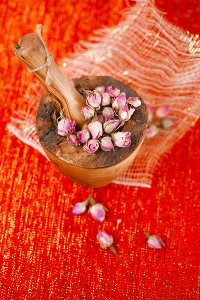 Rosenblüten in hölzerner Schüssel — Stockfoto