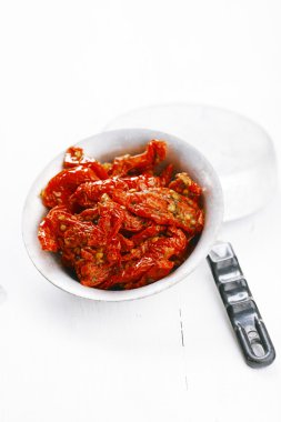 eski bir tinware zeytinyağı ile kurutulmuş domates