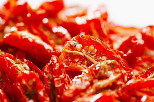 Sun-dried tomatoes with olive oil, background, shallow dof — Stock Photo, Image