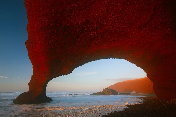 Arcos de piedra Legzira en luces del atardecer, Océano Atlántico —  Fotos de Stock