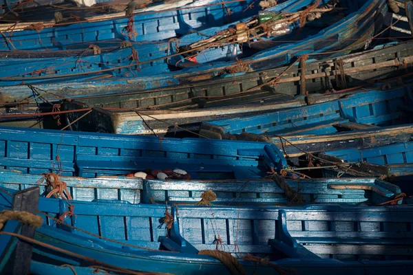 Niebieski łodzie rybackie w porcie essaouira — Zdjęcie stockowe