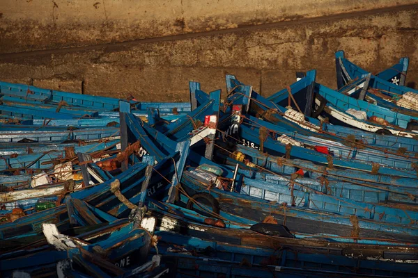 Niebieski łodzie rybackie w porcie essaouira — Zdjęcie stockowe