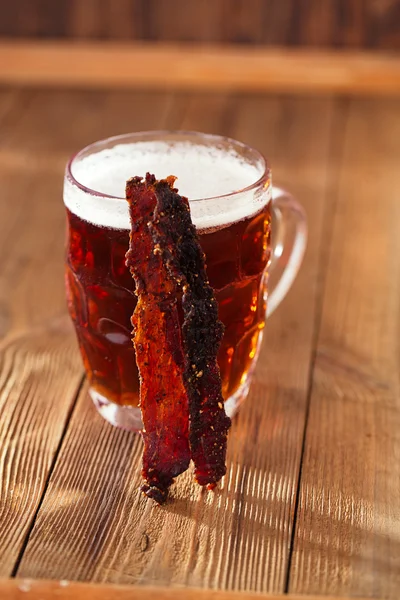 Jerky rundvlees met bier — Stockfoto