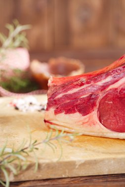 pişmemiş et kemik biftek kaburga