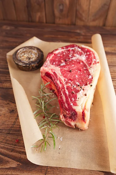 Rå nötkött rib bone steak — Stockfoto