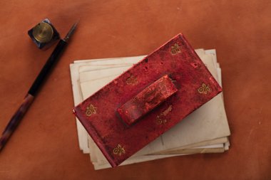 Vintage kırmızı deri mürekkep kurutma kağıdı ile retro posta kartları