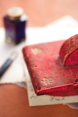 Vintage kırmızı deri mürekkep kurutma kağıdı ile retro posta kartları